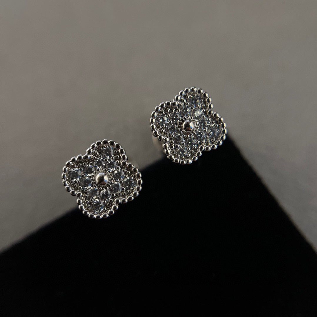 [CA]CLOVER MINI DIAMOND STUD EARRINGS