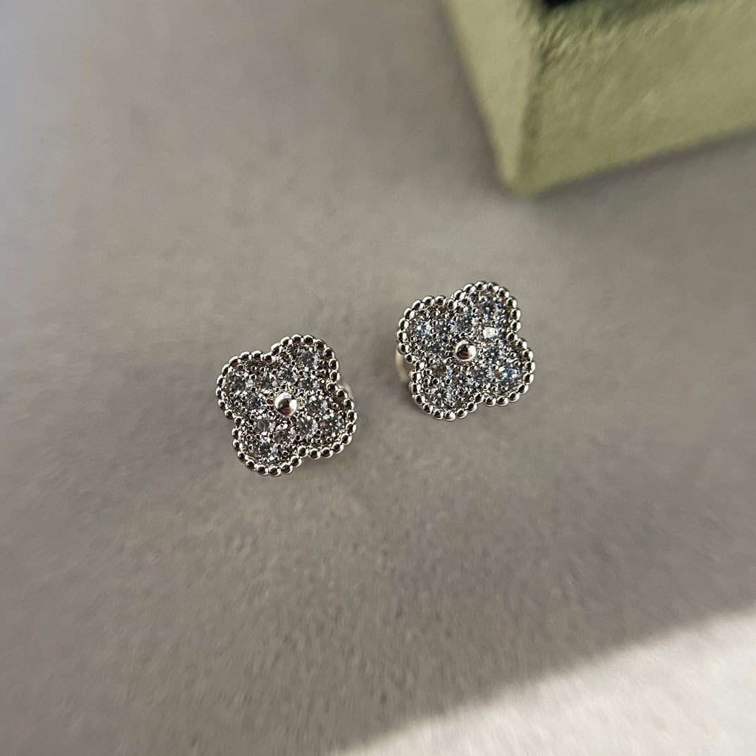 [CA]CLOVER MINI DIAMOND STUD EARRINGS